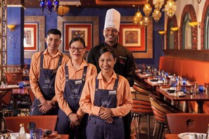 3 か所のレストラン、朝食に営業