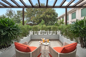 Business Class Garden Balcony with Airport Transfers | 1 Schlafzimmer, hochwertige Bettwaren, Minibar, Zimmersafe