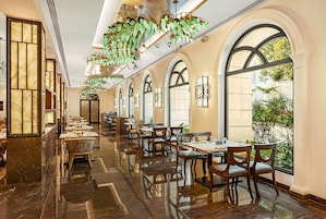 3 restaurants servant le petit déjeuner, le déjeuner et le dîner