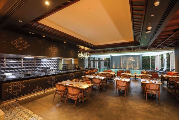 3 restaurants, breakfast served