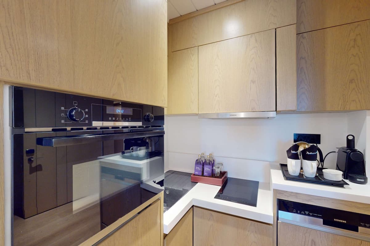 junior suite with airport transfers and club lounge access | private kitchenette | coffee/tea maker, electric kettle