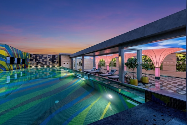 Piscina externa, espreguiçadeiras