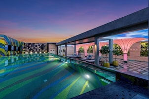 Piscine extérieure, chaises longues