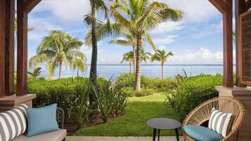 Praia particular, areia branca, espreguiçadeiras, toalhas de praia