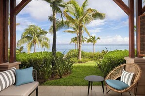 Playa privada, playa de arena blanca, camastros y toallas de playa 