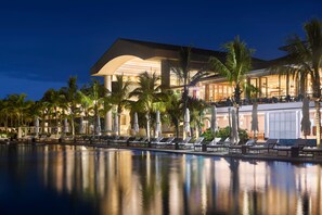 2 outdoor pools, an infinity pool, pool umbrellas