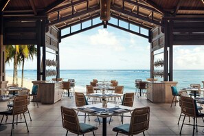 4 restaurants servant le déjeuner, le dîner et le souper