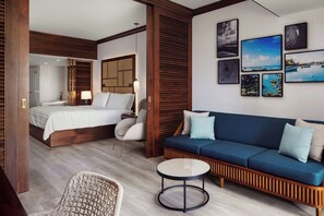 Suite familiale, 1 très grand lit et 1 canapé-lit, en face de la plage | Plage | Plage privée, sable blanc, chaise longue, serviettes de plage