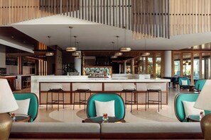 3 bares/lounges, saguão/lounge