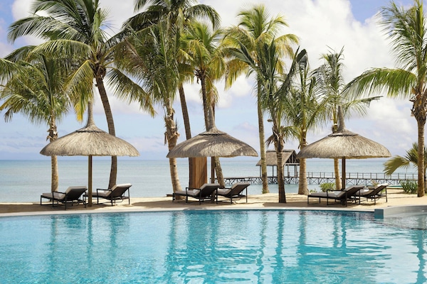 2 Außenpools, Infinity-Pool, Sonnenschirme