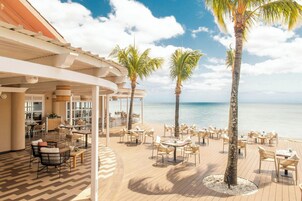 4 restaurantes; se sirve desayuno, almuerzo y cena