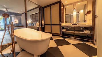 Een aparte badkuip en douche, gratis toiletartikelen, een haardroger