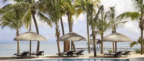 2 Außenpools, Infinity-Pool, Sonnenschirme