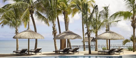 3 piscines extérieures, parasols de plage