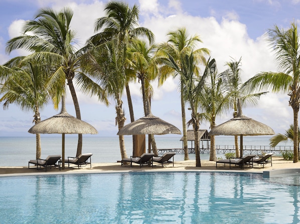 3 piscines extérieures, parasols de plage