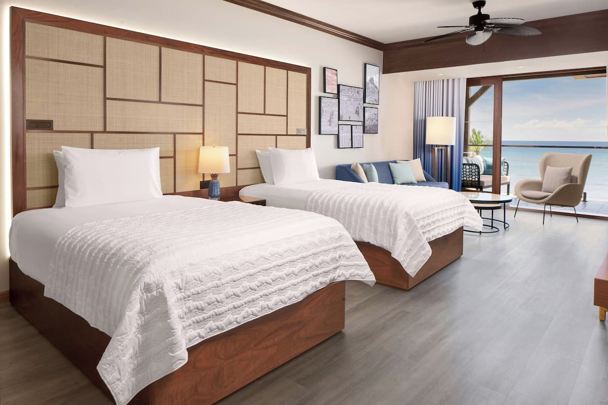جناح جونيور - سرير فردي منفصل (Ocean Sky Junior Suite Twin) | أغطية فراش متميزة وميني بار وخزنة داخل الغرفة ومكتب