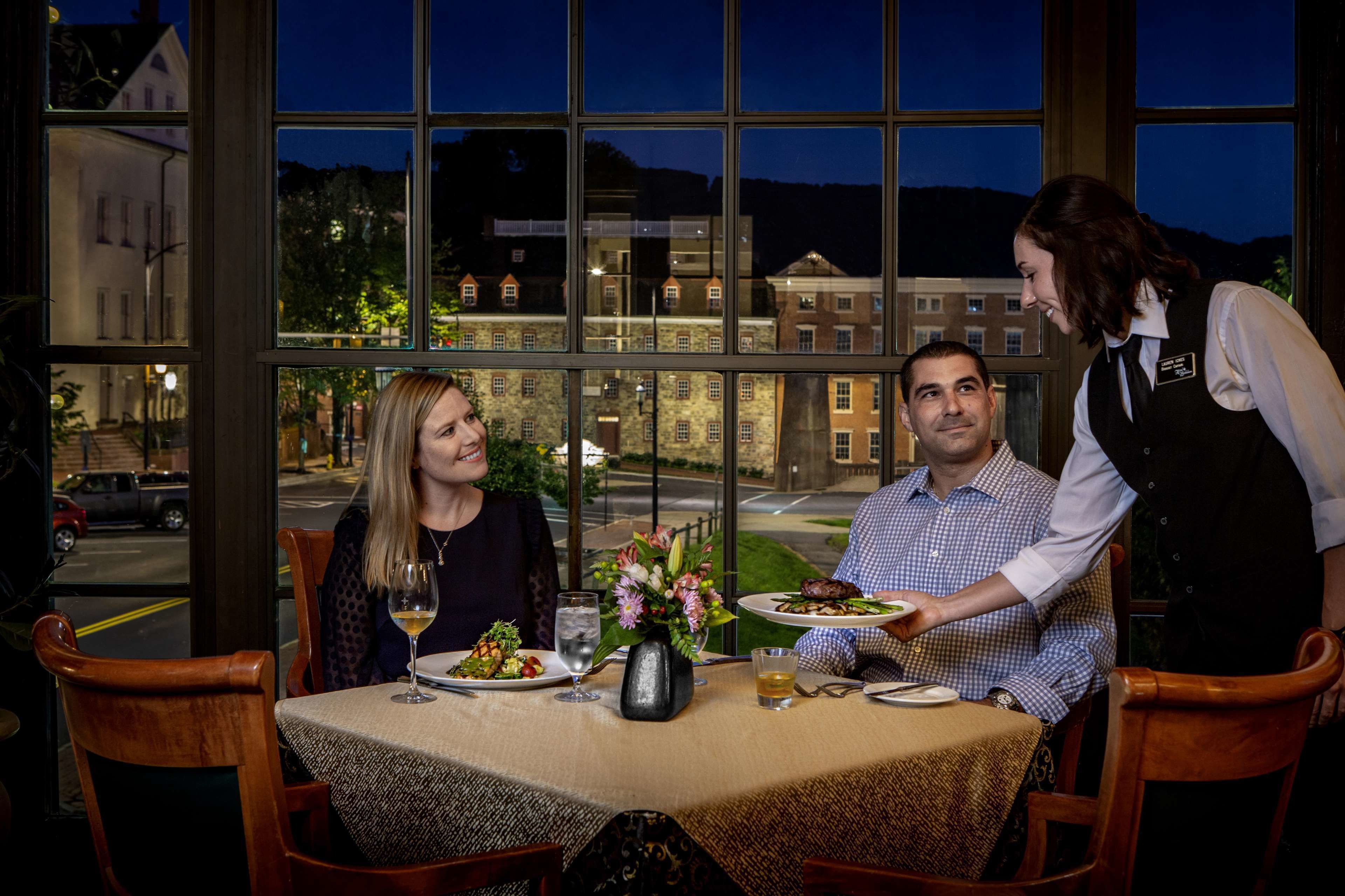 2 restaurants, breakfast, lunch, dinner served; american cuisine