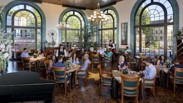 2 か所のレストラン、朝食、ランチ、ディナーに営業 (アメリカ料理)