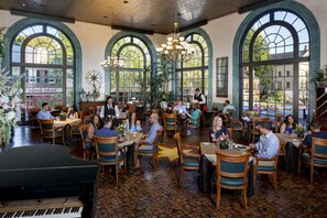 2 restaurantes, café da manhã, culinária americana