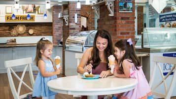2 restaurants servant le petit déjeuner, spécialités Cuisine américaine