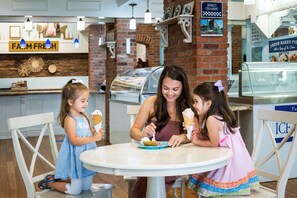 2 Restaurants, Frühstück, Mittagessen, Abendessen, amerikanische Küche