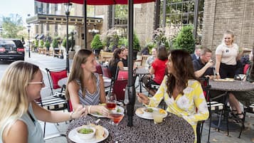 2 か所のレストラン、朝食、ランチ、ディナーに営業 (アメリカ料理)