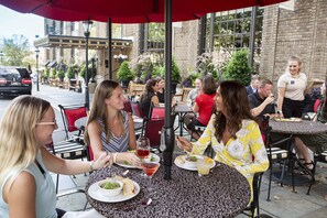2 restaurants, servant le déjeuner et le dîner; cuisine américaine