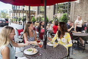 2 restaurants, servant le déjeuner et le dîner; cuisine américaine