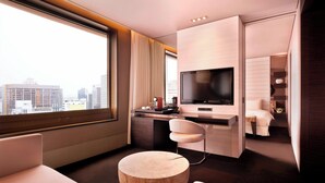 32 インチの液晶テレビ (衛星放送視聴可)、テレビ
