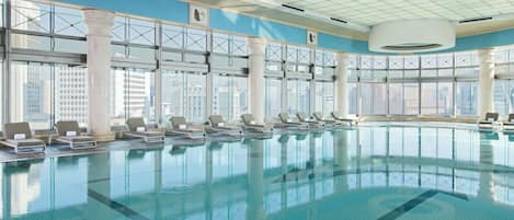 Kolam renang indoor, dengan kursi berjemur