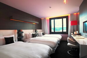 Habitación Deluxe, varias camas | Ropa de cama de alta calidad y minibar 