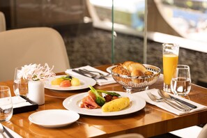 Desayuno buffet todos los días (con cargo) 