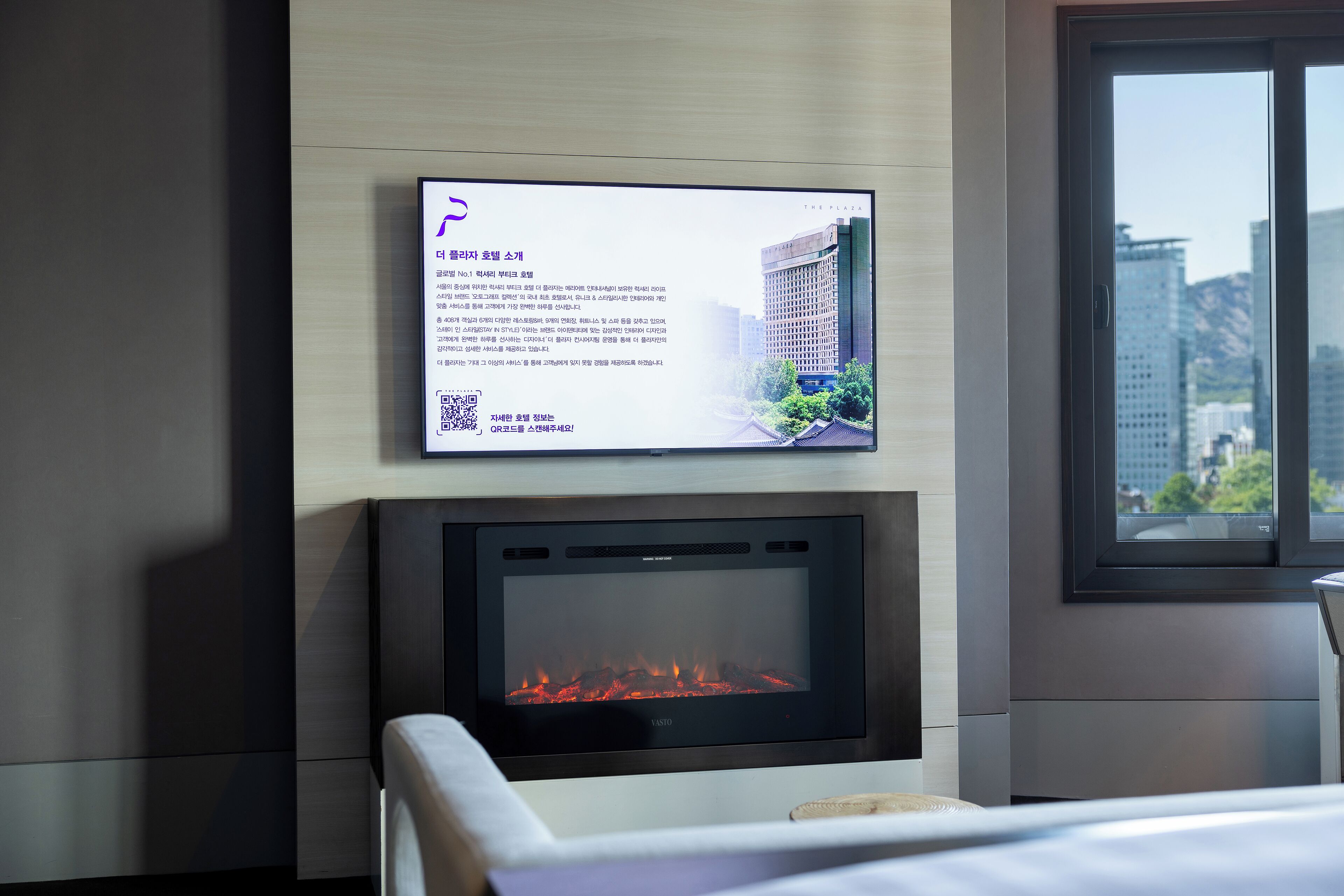 club suite, 1 king bed, non smoking, corner | 1 bedroom, premium bedding, minibar, in-room safe