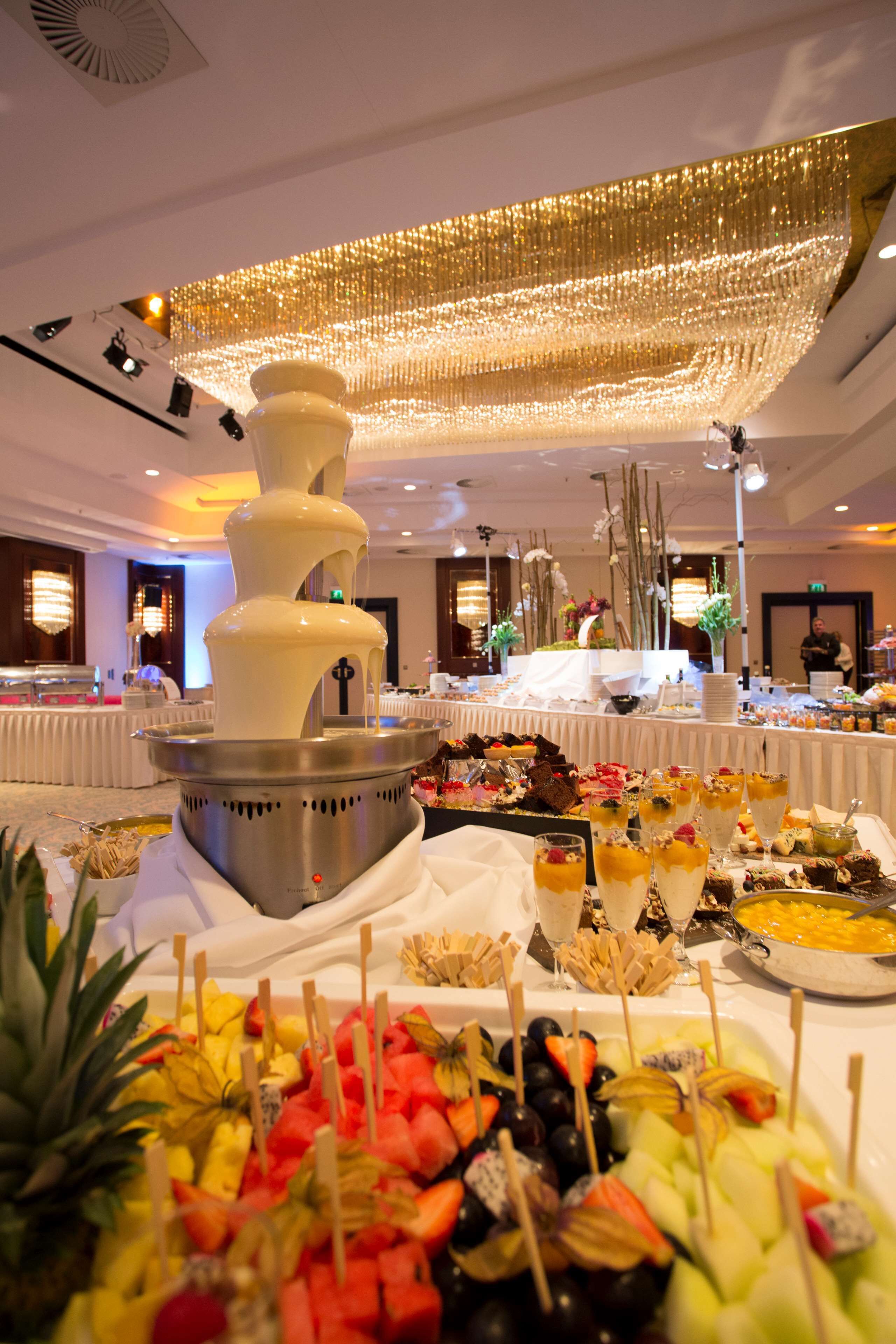 2 restaurants, breakfast served