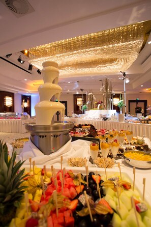 2 restaurants; breakfast, lunch and dinner served  - Radisson Blu Hotel, Cottbus (Cottbus)