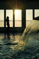 Una piscina techada, sillones reclinables de piscina