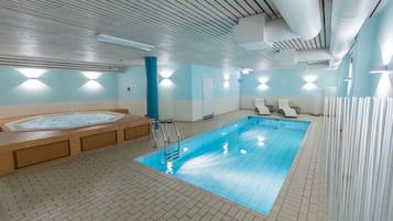 Inomhuspool och solstolar