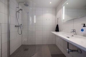 Escritorio, cortinas opacas, tabla de planchar con plancha