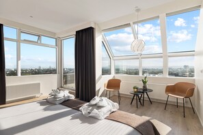 Habitación doble panorámica, balcón (Includes Spa Access) | Caja de seguridad en la habitación y cortinas blackout