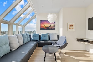 Habitación doble panorámica, balcón (Includes Spa Access) | Caja de seguridad en la habitación y cortinas blackout