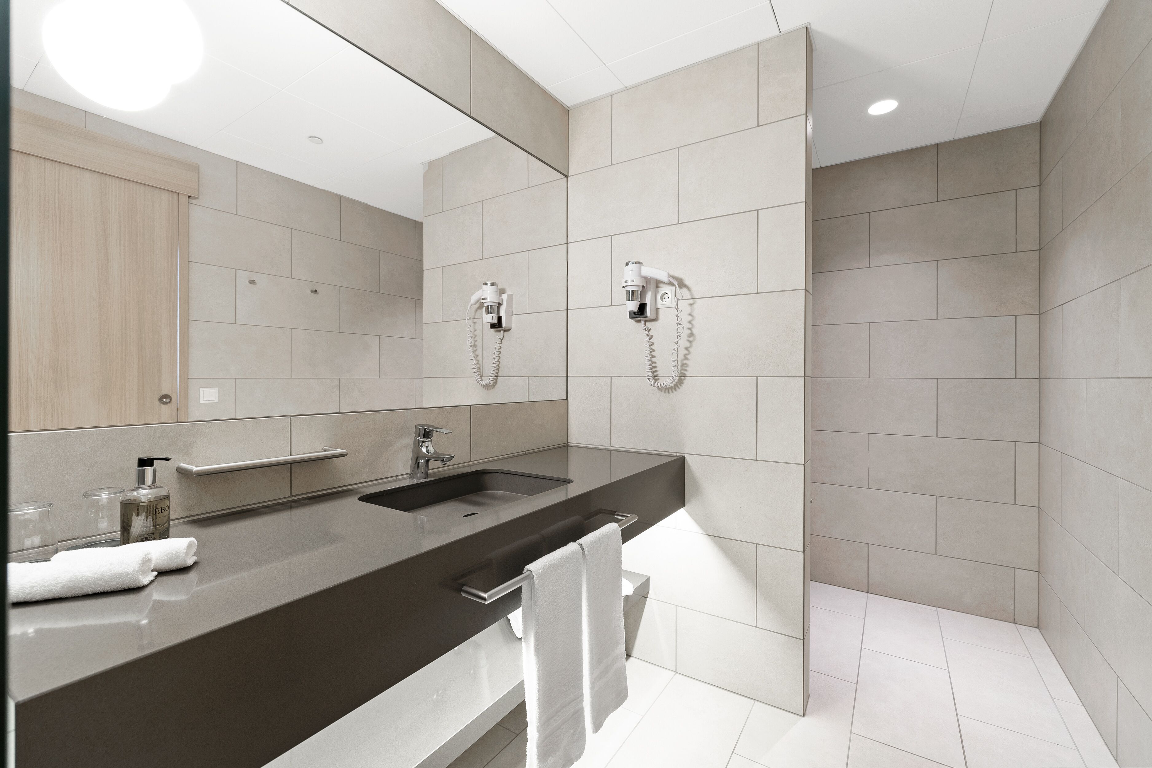 panorama double room top floor - free spa access | bathroom | hair dryer, towels