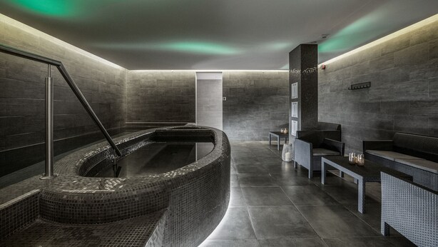 Bathtub spa indoor