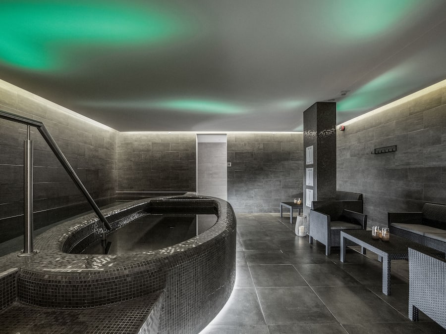 Indoor spa tub