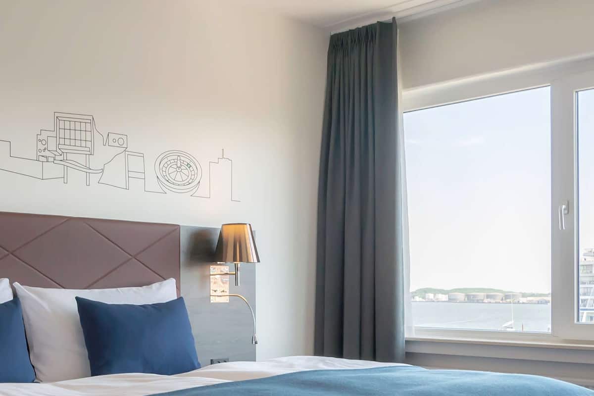 standard room | hypo-allergenic bedding, minibar, in-room safe, desk