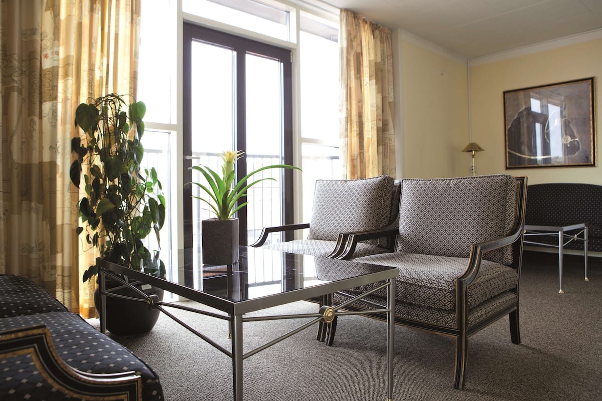 hypo-allergenic bedding, minibar, in-room safe, desk