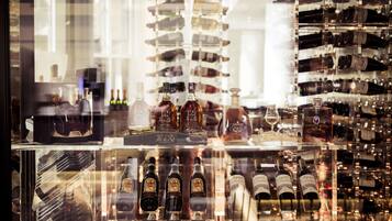 Una bodega con varias botellas y una zona de degustación.