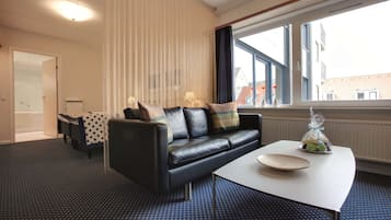 Suite, 1 soverom | Allergitestet sengetøy, minibar, safe på rommet og skrivebord