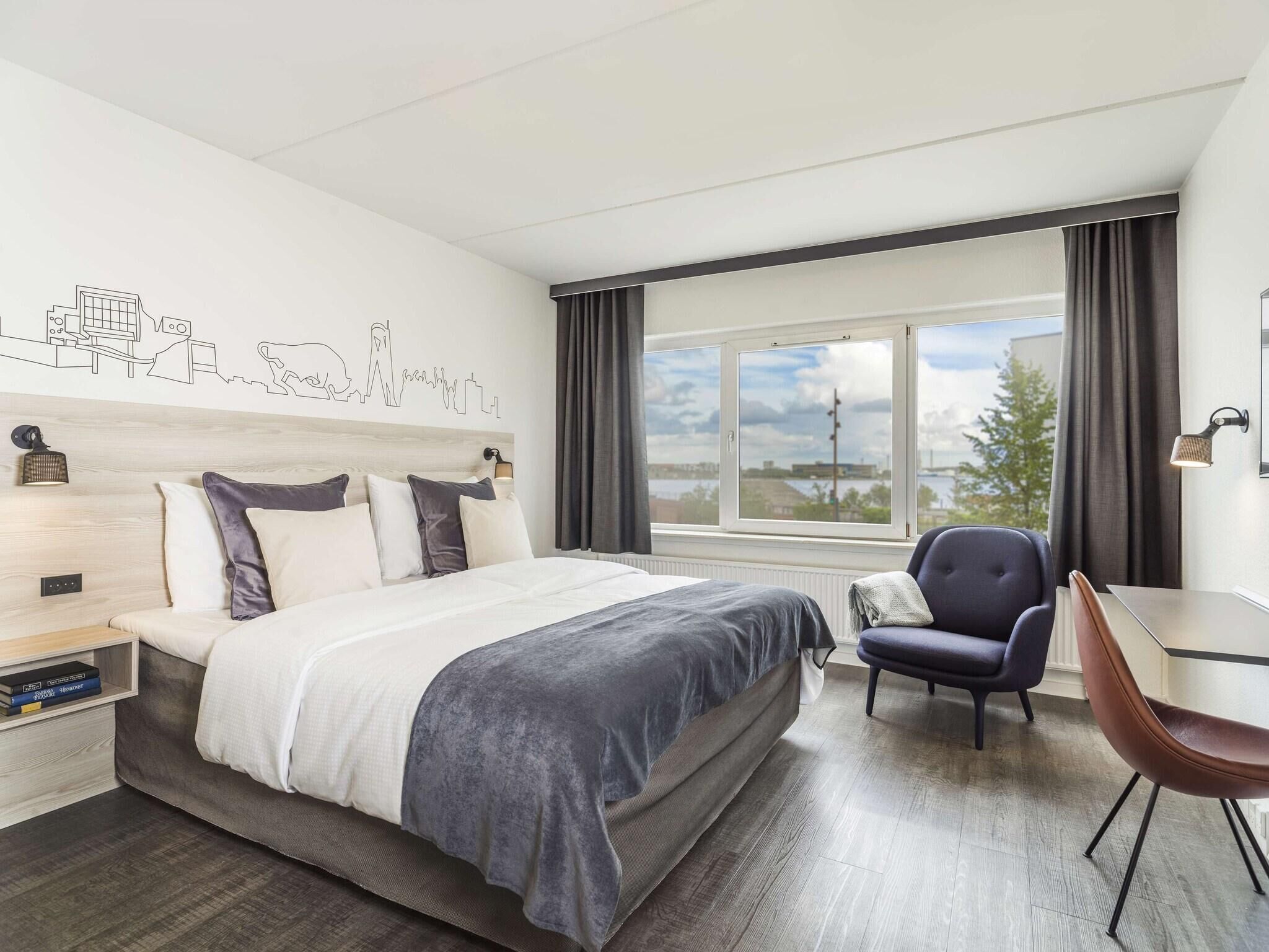 Hypo-allergenic bedding, minibar, in-room safe, desk