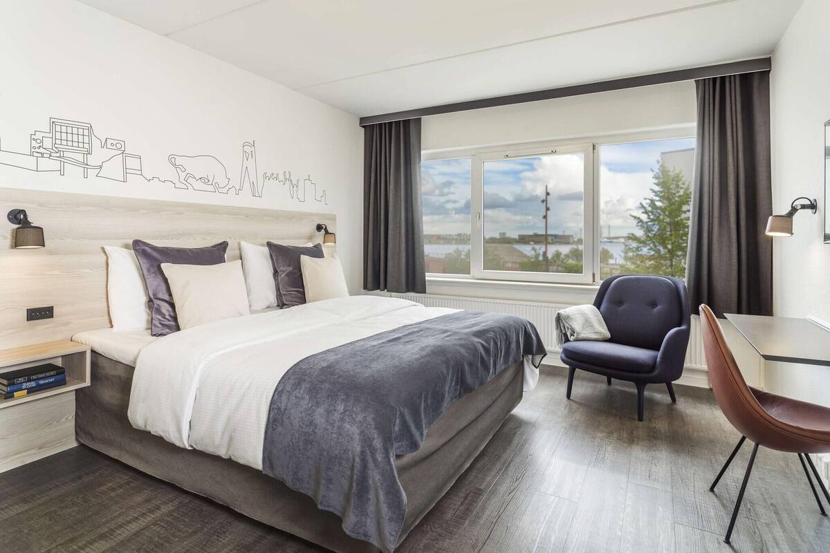 Hypo-allergenic bedding, minibar, in-room safe, desk