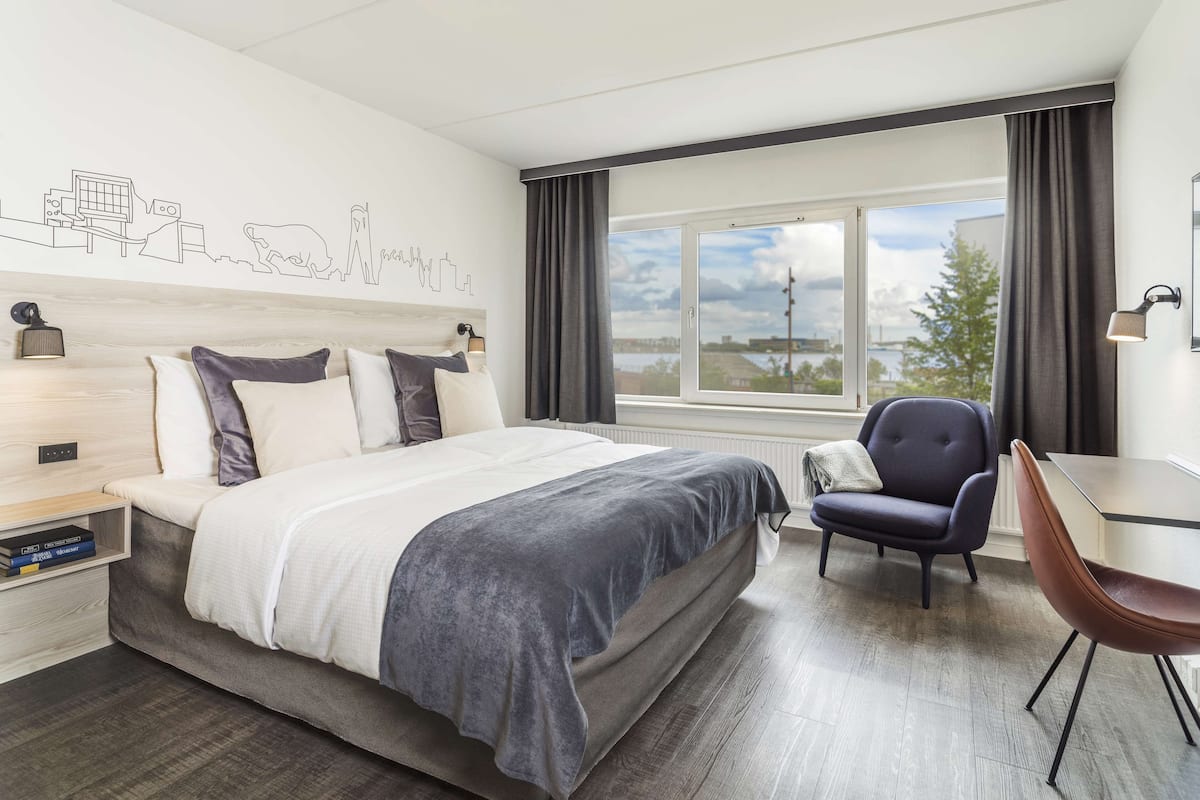 Standard Room | Hypo-allergenic bedding, minibar, in-room safe, desk